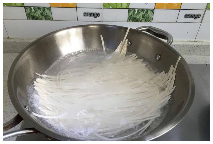 煮面条不粘连的秘诀:轻松掌握各种面条烹饪技巧